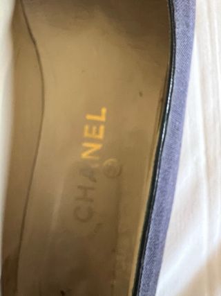 Bailarinas Chanel azules con puntera de charol
