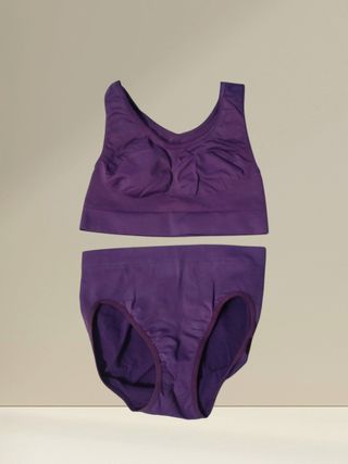 Conjunto sujetador y braga deportiva morado. T-S