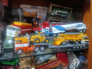 Lote 1:43 - Camiones y Coches regado dos coches