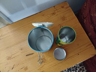 2 botes metal vintage