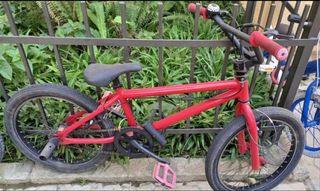 Bicicleta BMX roja para niños