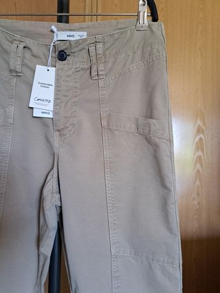 Pantalón cargo Mango beige talla S
