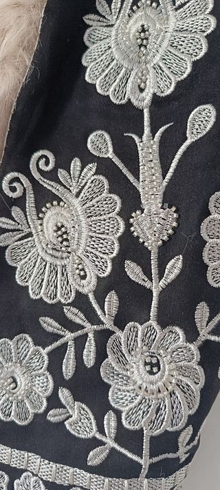 Chaqueta bordada y pelo sintético 