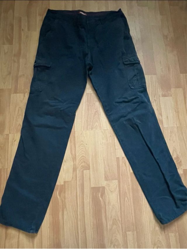 Pantaloni carrera. Manca il bottone per chiuderli