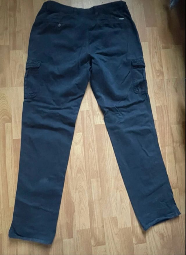 Pantaloni carrera. Manca il bottone per chiuderli