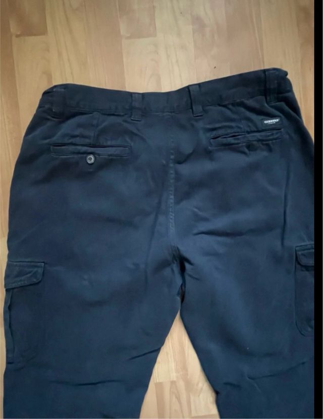 Pantaloni carrera. Manca il bottone per chiuderli