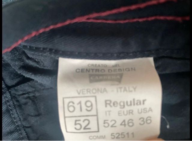 Pantaloni carrera. Manca il bottone per chiuderli