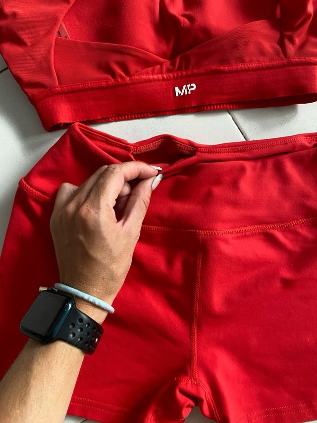 Conjunto deportivo Myprotein rojo