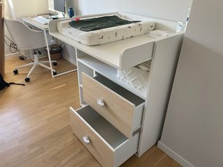 Cómoda cambiador IKEA con pomos de cerámica