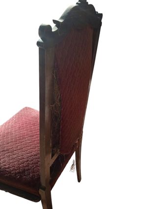 Silla antigua de madera y terciopelo