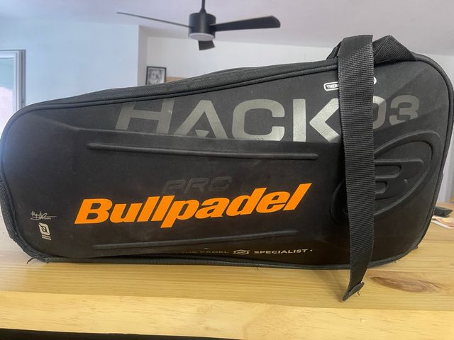 Paletero Bullpadel Hack 03 Pro ( cremallera rota )