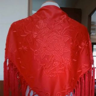 Manton rojo, todo artesanal hecho a mano por mi.