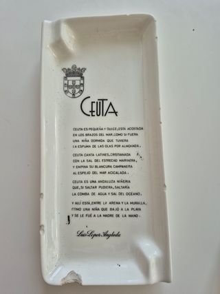 Bandejas-cenicero de porcelana homenaje a Ceuta. 