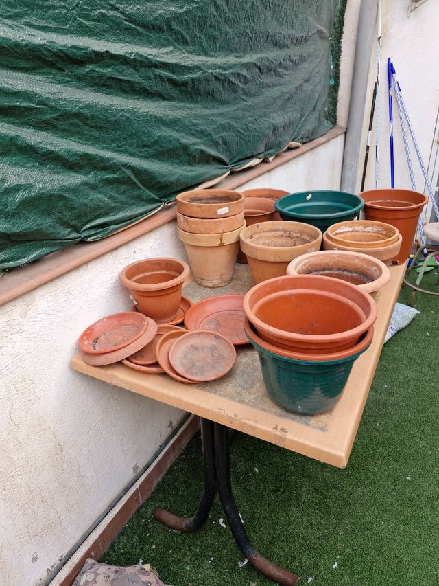 Macetas de barro y plástico