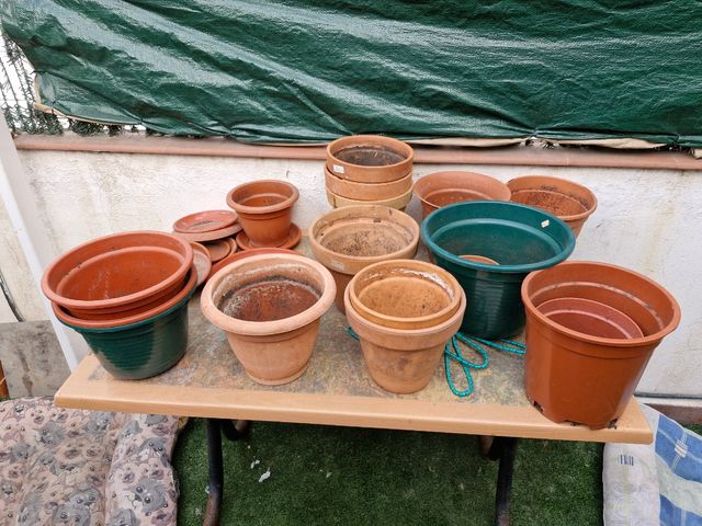 Macetas de barro y plástico