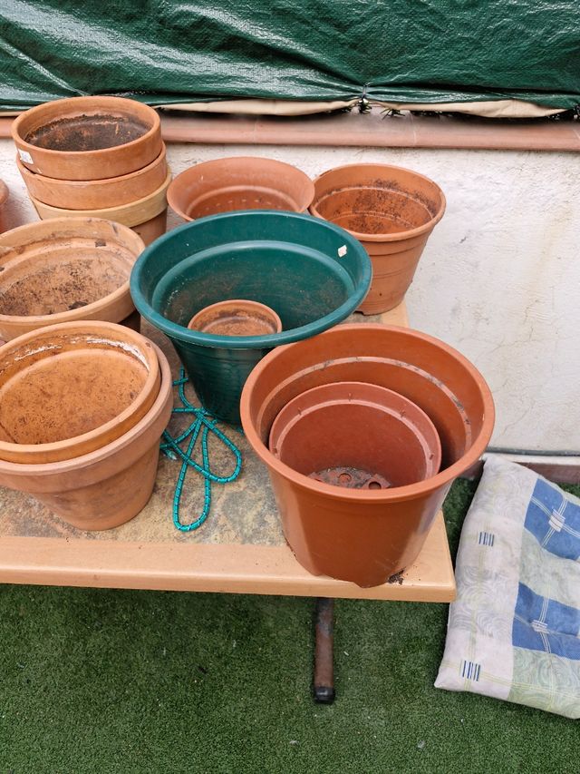 Macetas de barro y plástico
