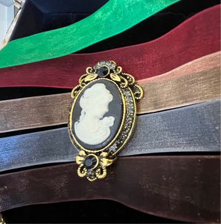 Aderezo de fallera dorado y negro con camafeo