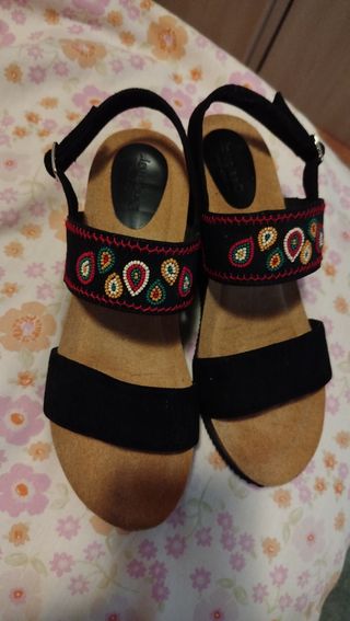 Sandalias negras con detalles multicolor
