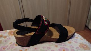 Sandalias negras con detalles multicolor