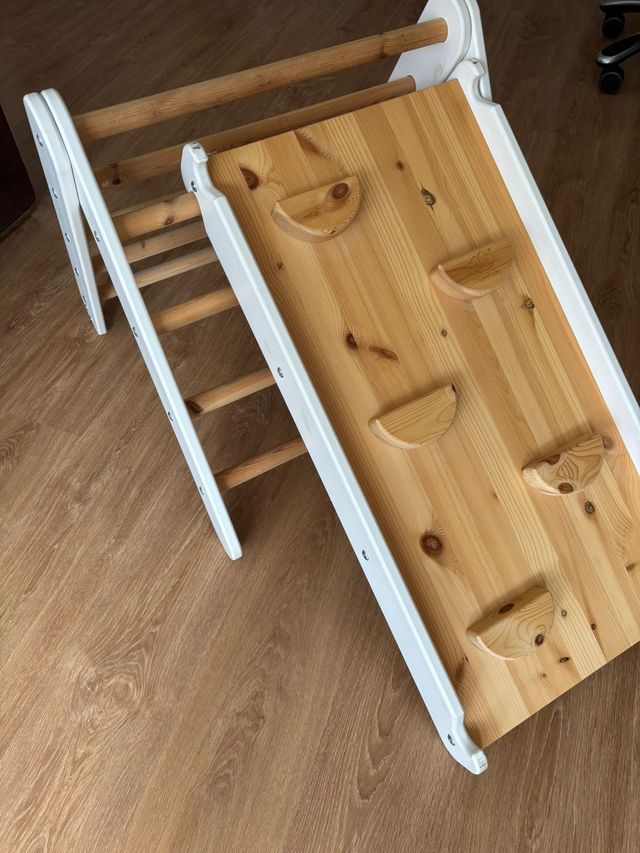 Triángulo de escalada con tobogán montessori