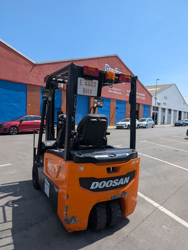 20E006 MATRÍCULADA 2023 Carr. elev. elec. DOOSAN