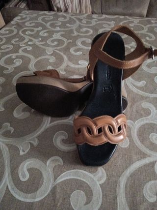 Sandalias tacón beige-marrón