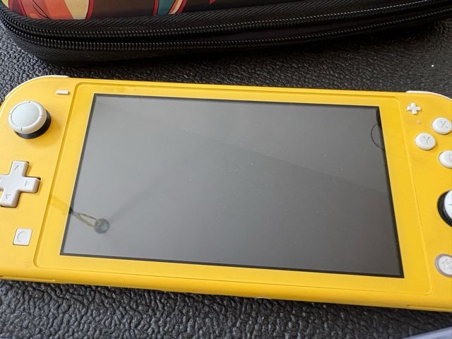 Nintendo Switch Lite amarilla + juego + funda
