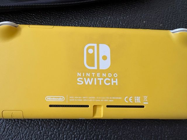 Nintendo Switch Lite amarilla + juego + funda