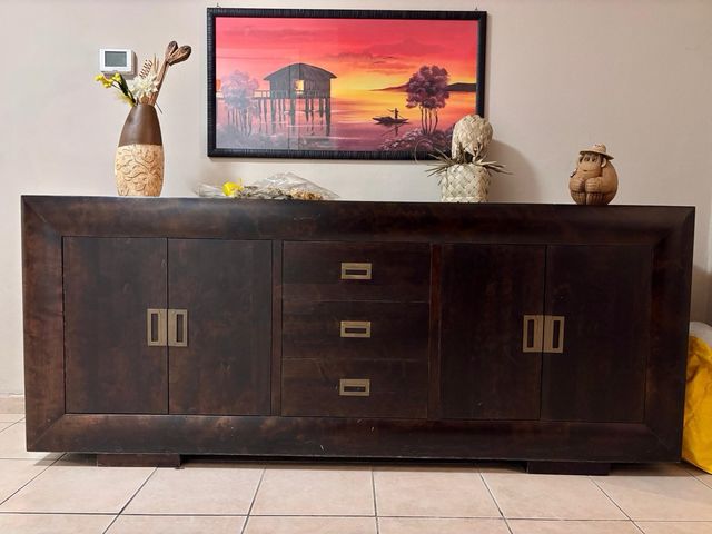 Mobile in legno massello marrone