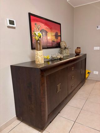 Mobile in legno massello marrone