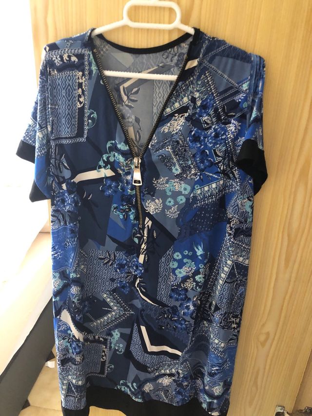 Vestido azul y blanco estampado