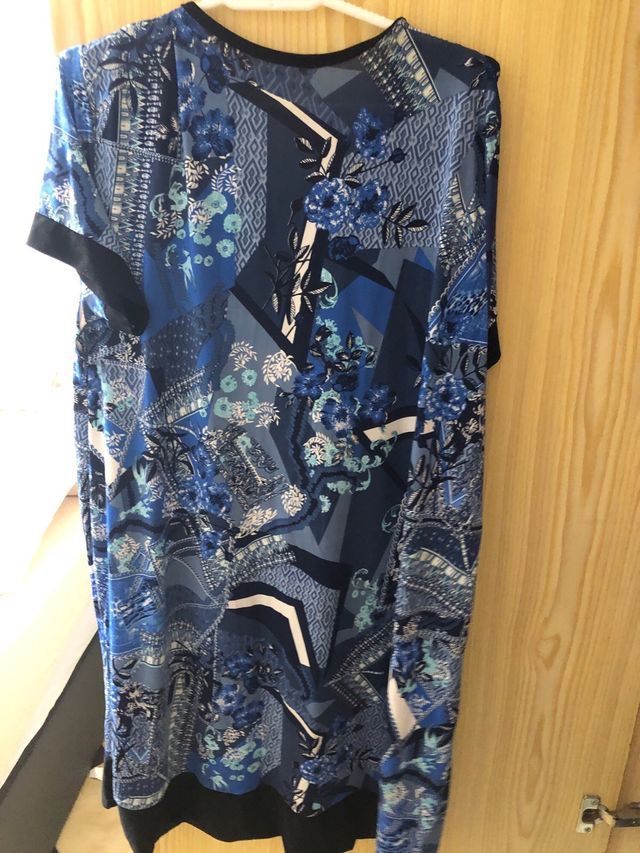 Vestido azul y blanco estampado