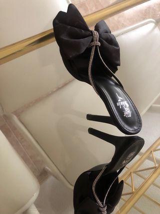 Sandalias Sheln negras, tacón bajo