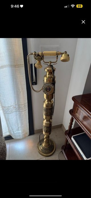 Teléfono antiguo dorado