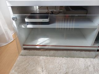 Mueble tv con estantes y vitrina