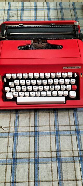 Macchina da scrivere Olivetti Lettera 32 rossa