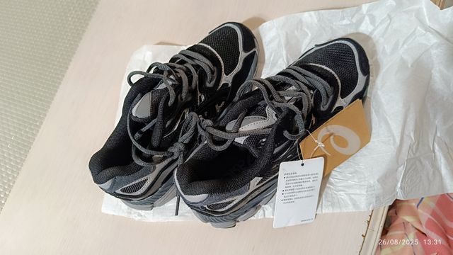 Zapatillas deportivas negras y grises