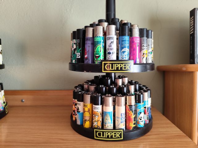 100 Encendedores Clipper + Expositor