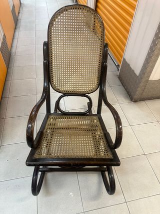 Mecedora antigua de mimbre