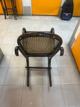Mecedora antigua de mimbre