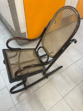 Mecedora antigua de mimbre