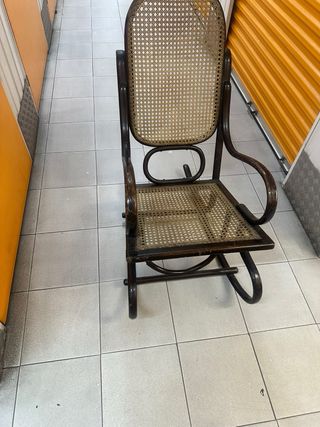 Mecedora antigua de mimbre