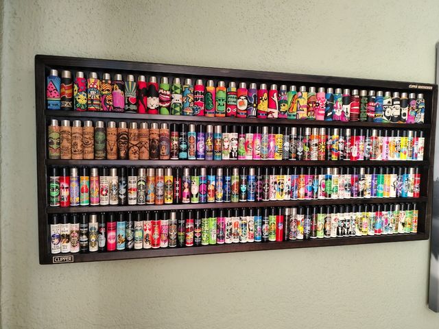 Expositor de madera,mas 200 encendedores Clipper!