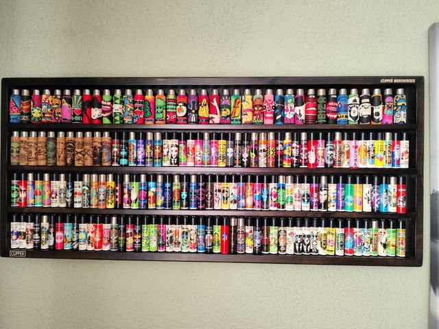 Expositor de madera,mas 200 encendedores Clipper!