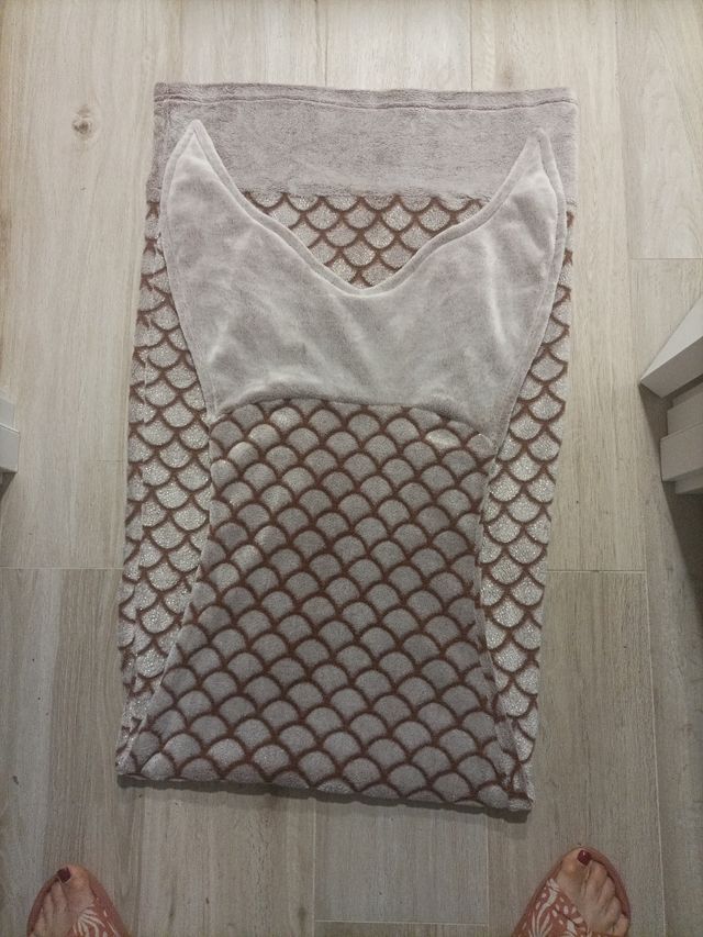 Manta cola sirena gris y marrón