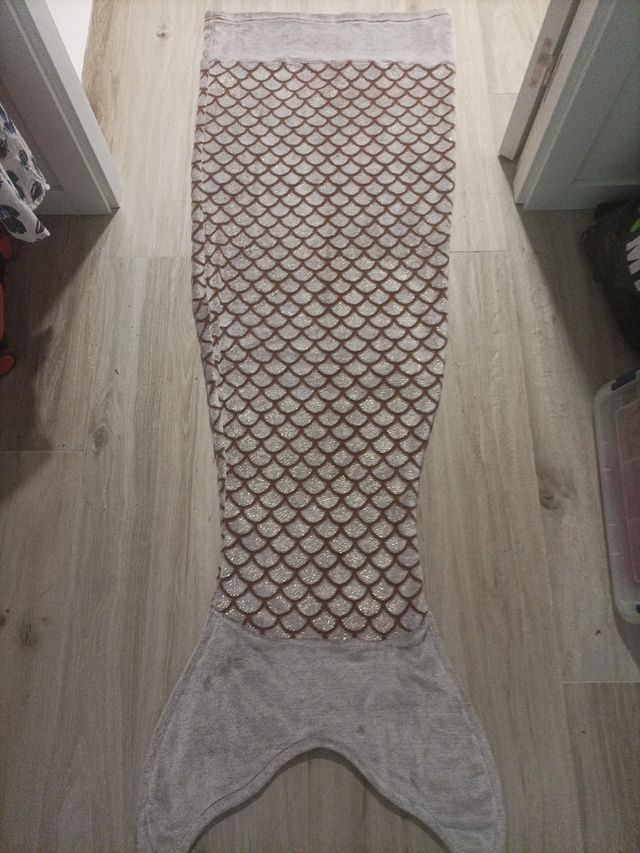 Manta cola sirena gris y marrón