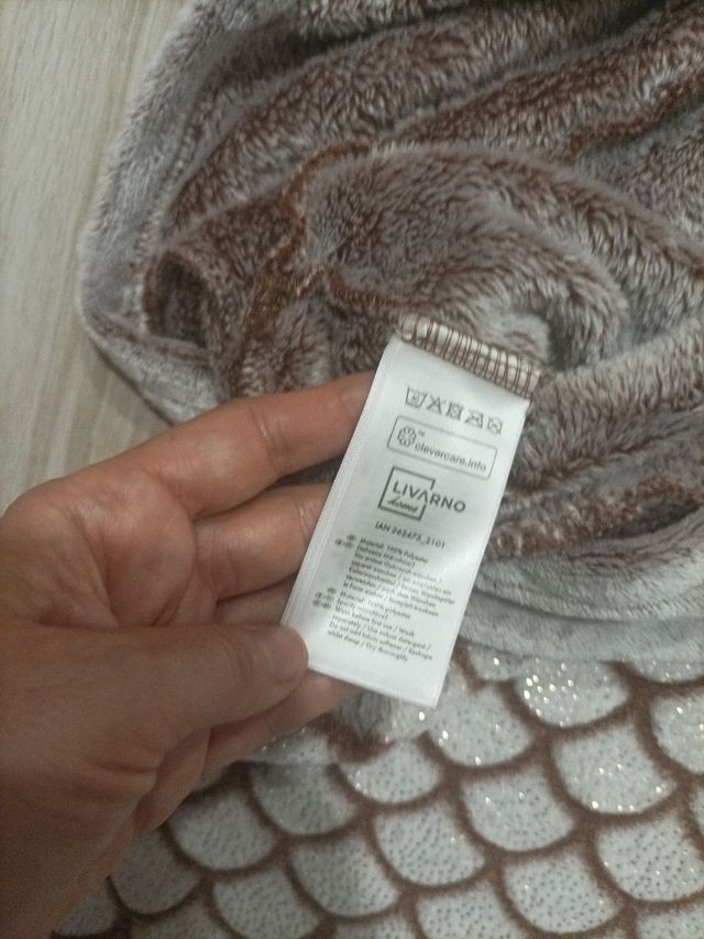 Manta cola sirena gris y marrón