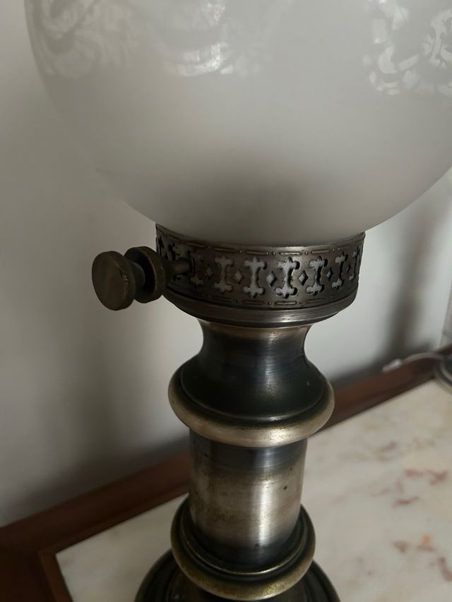 Lámpara metal estilo encendedor