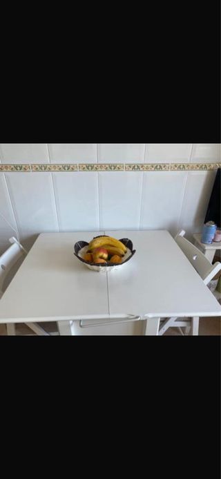 Mesa plegable cocina + 2 sillas y una banqueta 