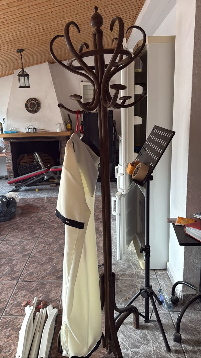 Perchero antiguo de madera y metal